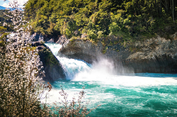 Wodospady Saltos del Petrohue - region Los Lagos, Chile - Zdjęcie, obraz