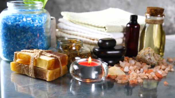 Items voor wellness massage in de samenstelling op de tafel - Video