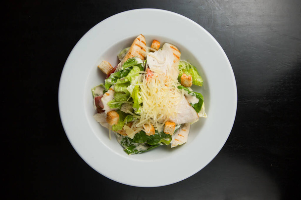Caesar salad with chicken and cheese - Foto, Imagen
