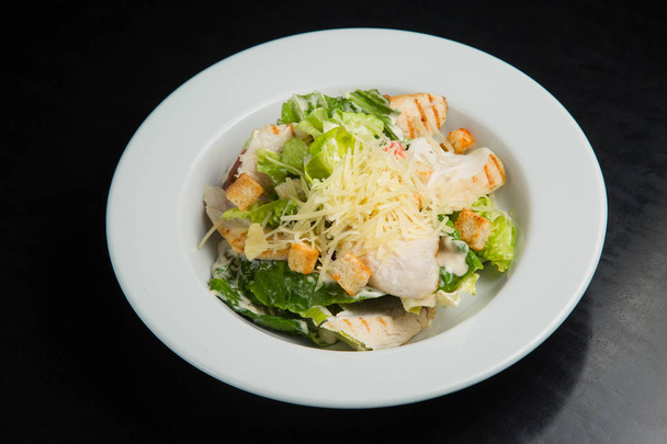 Caesar salad with chicken and cheese - Foto, Imagen