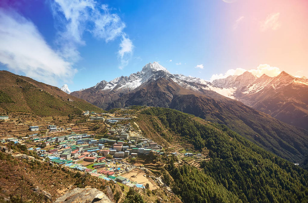 Blick auf Namche Basar und Mount Thamserku bei Sonnenschein - Weg zum Everest Basislager, Khumbu Tal, Sagarmatha Nationalpark, Solukhumbu, Nepal - Foto, Bild