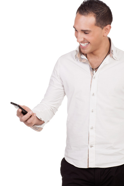 Sorrindo homem lendo uma mensagem móvel
 - Foto, Imagem