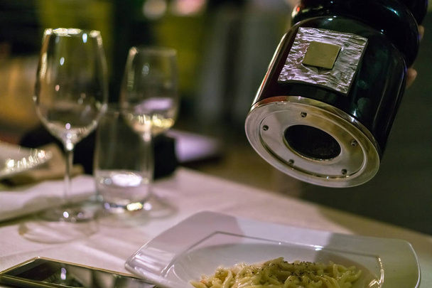 Miespuolinen kokki mausteena pasta pippurilla ravintolassa
 - Valokuva, kuva