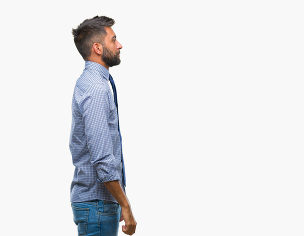 Дорослий іспаномовний бізнесмен над ізольованим тлом, дивлячись в бік, розслабляє профільну позу з природним обличчям з впевненою посмішкою
. - Фото, зображення