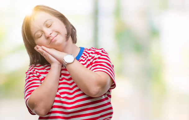 Mladé dospělé ženy s Downovým syndromem izolované pozadí spící unavený snění a pózuje s rukama společně při úsměvu se zavřenýma očima. - Fotografie, Obrázek