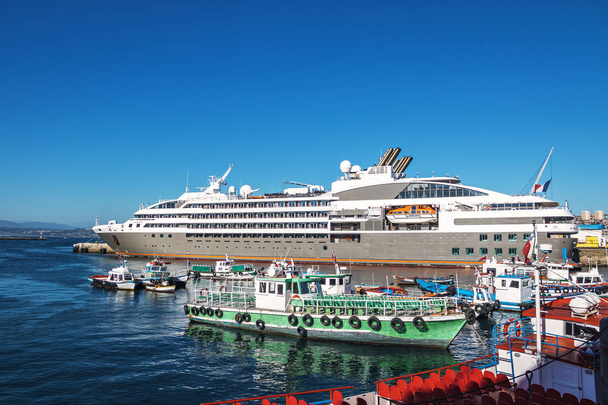 Cruiseschip op Muelle Prat Pier - Valparaíso, Chili - Foto, afbeelding