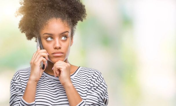 Fiatal afro-amerikai nő beszél a telefonon át elszigetelt háttér-nyomattunk gondolkodás kérdése, nagyon zavaros elképzelés - Fotó, kép