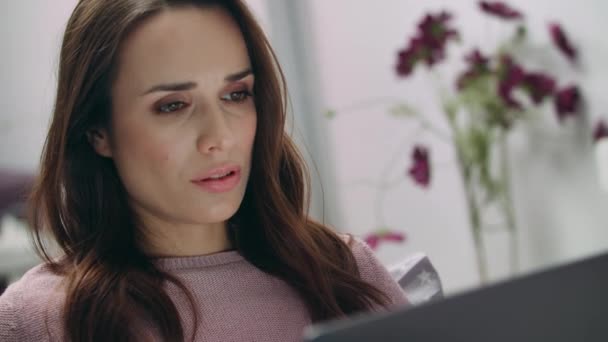 Mujer de negocios infeliz cara leer noticias en línea en la pantalla del ordenador portátil
 - Metraje, vídeo