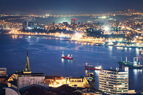 Vista aérea de la bahía de Valparaíso desde el cerro Alegre por la noche - Valparaíso, Chile
 - Foto, imagen