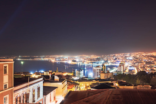 Vista aérea de Valparaíso desde el Cerro Alegre por la noche - Valparaíso, Chile
 - Foto, imagen