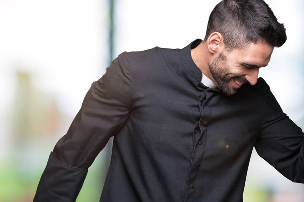 Молодой христианский священник на изолированном фоне Танцующий счастливый и веселый, улыбаясь движущийся случайный и уверенный слушая музыку
 - Фото, изображение