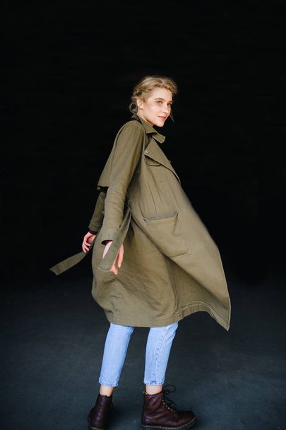 Beautiful young blonde woman in stylish coat on dark background - Foto, Bild