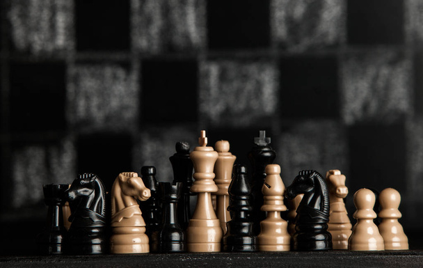 Σκακιέρα με τα κομμάτια του σκακιού. Σκάκι για το σκοτεινό φόντο. Επιχειρηματική επιτυχία ιδέα. Στρατηγική. Ματ.  - Φωτογραφία, εικόνα