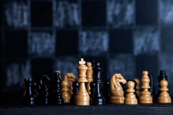 チェスの駒でチェス盤。暗い背景の上でチェス。ビジネスの成功の概念。戦略。チェックメイト.  - 写真・画像