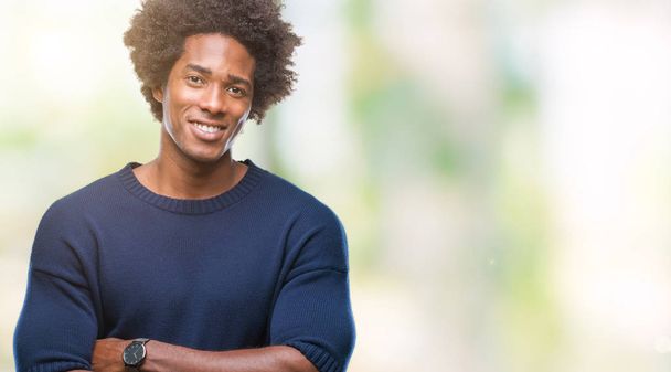 Afro-Amerikaanse man over geïsoleerde achtergrond blij gezicht lachend met gekruiste armen kijken naar de camera. Positief persoon. - Foto, afbeelding
