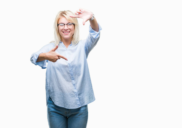 junge schöne blonde Geschäftsfrau mit Brille über isoliertem Hintergrund lächelnd Gestell mit Händen und Fingern mit glücklichem Gesicht. Kreativität und Fotografiekonzept. - Foto, Bild