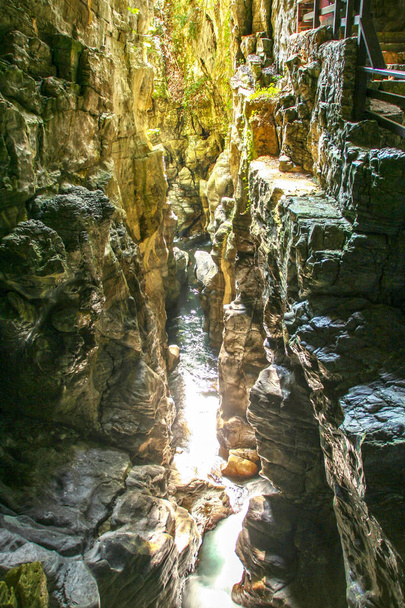 la estrecha cueva y gargantas del río Bussento resurgimiento, una reserva natural en el parque nacional de Cilento
 - Foto, imagen