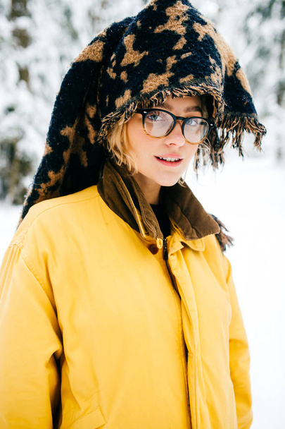 portrait of beautiful woman in eyeglasses in winter - Fotografie, Obrázek