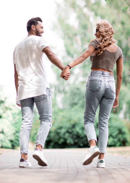 couple in love on a walk in the city Park - Foto, imagen