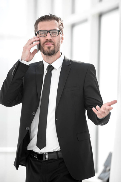 businessman talking to a business partner in a cell phone - Foto, Bild