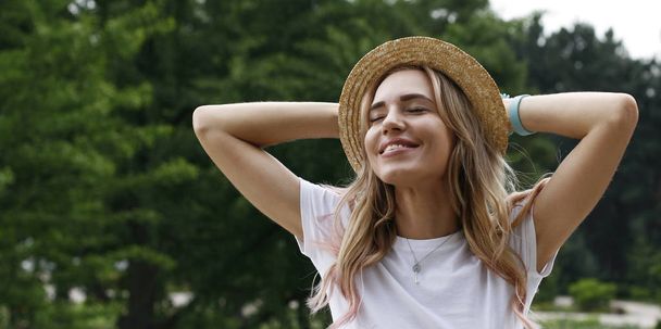Parkta bir tatil hasır şapkalı mutlu sarışın kız - Fotoğraf, Görsel