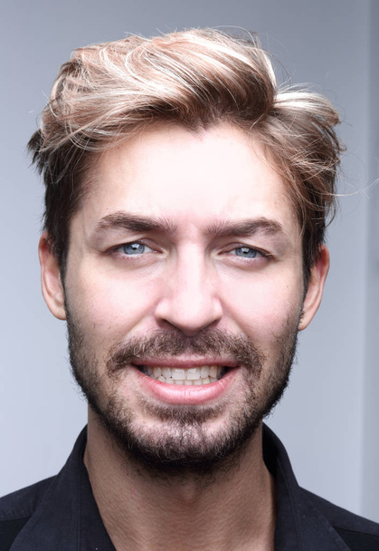 Close up portrait of smiling man on a gray background - Foto, Imagem
