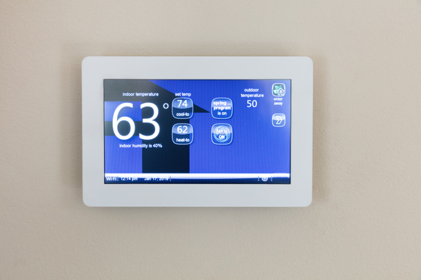 Tecnología moderna para la calefacción y refrigeración del hogar con termostato de pantalla táctil digital
  - Foto, Imagen
