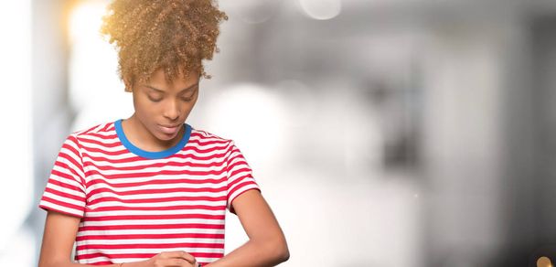 Красива афро-американських молода жінка над ізольованих довідкові перевірку часу на наручні годинники, спокійною і впевненою - Фото, зображення