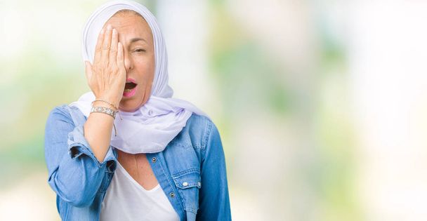 Donna araba medioevale con hijab arabo su sfondo isolato Sbadigliare stanco coprendo metà faccia, occhio e bocca con la mano. Viso fa male nel dolore
. - Foto, immagini