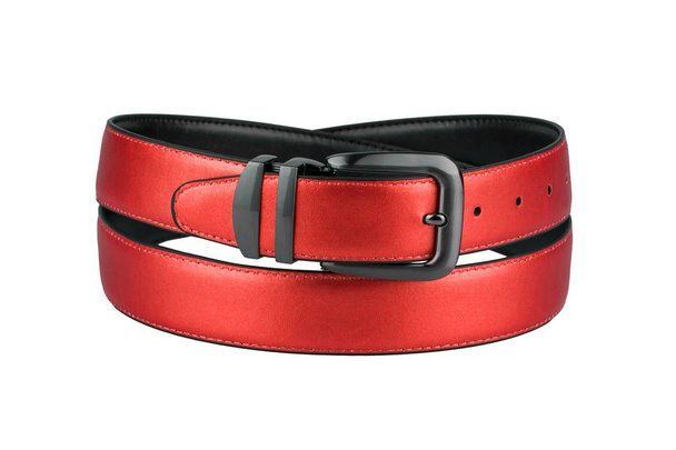 Cinturão de couro vermelho dos homens da moda apertado com fivela de metal fosco escuro isolado no fundo branco
 - Foto, Imagem