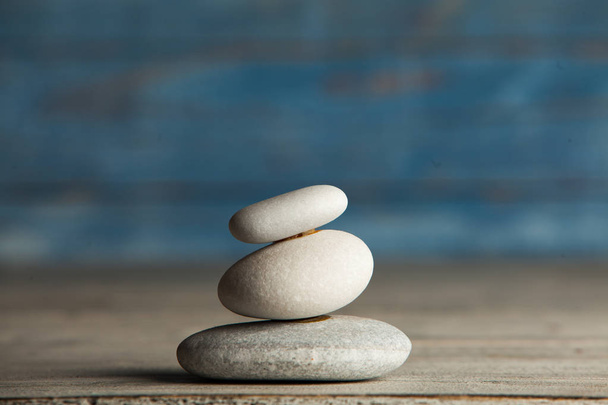 Sculpture zen. Harmonie et équilibre, cairn, pierres d'équilibre sur table en bois
. - Photo, image