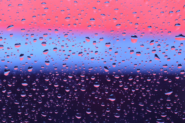weerspiegeling van abstracte kleuren op water droplet - Foto, afbeelding