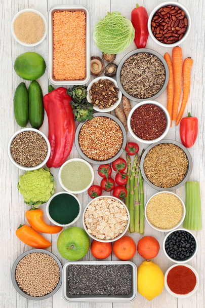Leber-Detox-Diät-Reformkost-Konzept mit Obst, Gemüse, Kräutermedizin, Hülsenfrüchten, Saatgut, Getreide, Getreide und Ergänzungspulver. reich an Antioxidantien, Omega-3, Vitaminen und Ballaststoffen. Ansicht von oben. - Foto, Bild