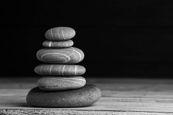 Zen beeldhouwkunst. Harmonie en evenwicht, cairn, poise stenen op houten tafel - Foto, afbeelding