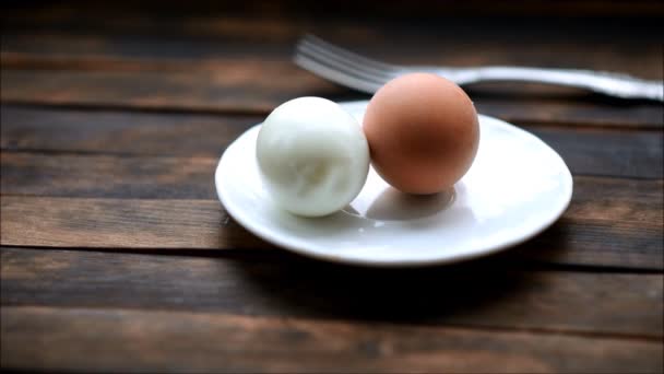 haşlanmış yumurta yalan onlardan beyaz tabakta Buhar gider - Video, Çekim