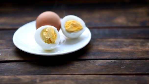 haşlanmış yumurta yalan onlardan beyaz tabakta Buhar gider - Video, Çekim