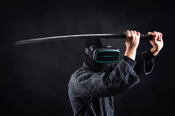 Ninja szamuráj a virtuális valóság fejhallgató szemüveg. VR játék koncepciója. - Fotó, kép