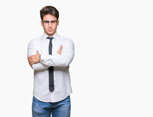Fiatal üzletember szemüveg elszigetelt háttér szkeptikus, és ideges, rosszalló kifejezés arcán keresztezett karokkal. Negatív személy. - Fotó, kép