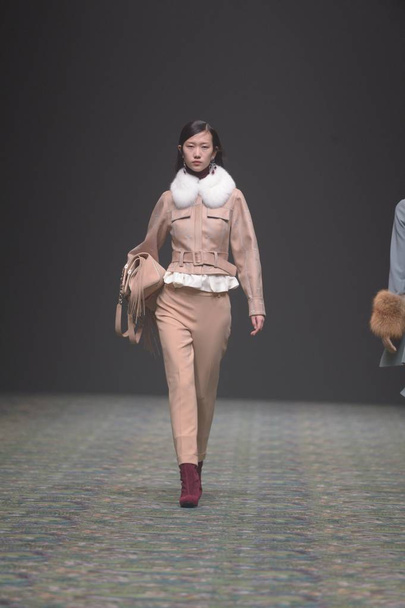 A model displays a new creation at a fashion show of Jorya during the Shanghai Fashion Week Fall/Winter 2016 in Shanghai, China, 15 April 2016. - Fotó, kép