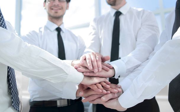 professionelles Business-Team faltet die Hände zusammen - Foto, Bild