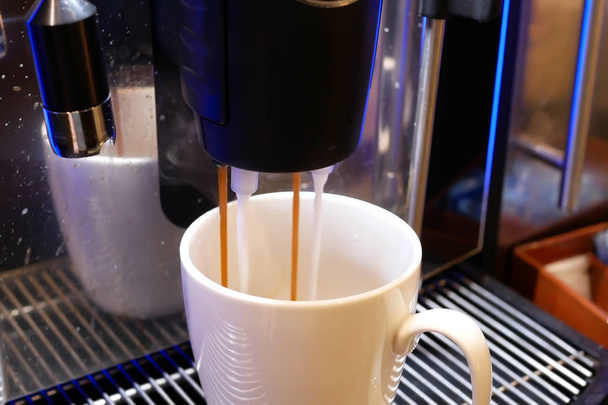 Primer plano de personas tomando una taza de café en la cafetería de comida dentro del restaurante
 - Foto, imagen
