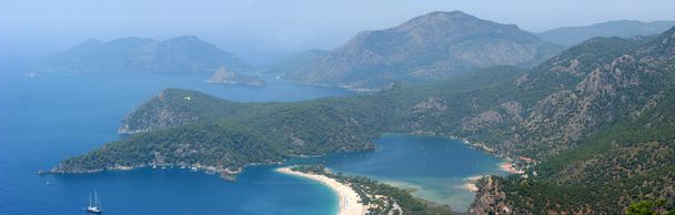 Panorama van blauwe lagune en strand oludeniz Turkije - Foto, afbeelding