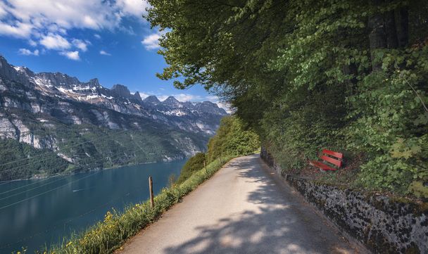 Allée près du bord du lac Walensee, avec vue sur les sommets enneigés des Alpes suisses dans le canton de Saint-Gall, en Suisse. Europe endroits
. - Photo, image