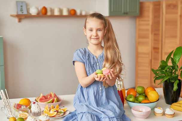 Das Mädchen isst Fruchtanananas, Wassermelone, Äpfel und trinkt Getränke aus Chia. Gesunde Ernährung auf der Speisekarte der Kinder - Foto, Bild
