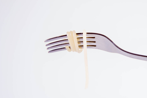 A single cooked spaghetti on a fork - Foto, Bild