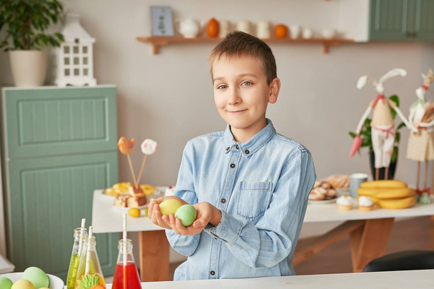 Pasqua ragazzo in cucina con pan di zenzero pasquale e uova
 - Foto, immagini