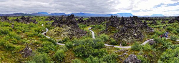 Панорамним видом на туристичному районі Dimmu Borgir Lavafeld в східній частині Mytavn озеро на півночі Ісландії.  - Фото, зображення