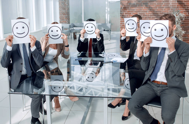 Üzleti csapat gazdaság a papír, a pozitív smiley-val - Fotó, kép