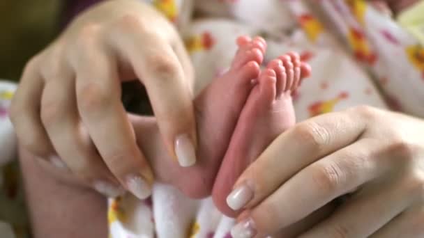 Pasgeboren baby baby voeten in moeder hand thuis spelen - Video