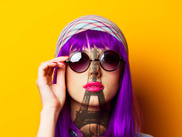 Молода дівчина з фіолетовим волоссям і сонцезахисними окулярами
 - Фото, зображення